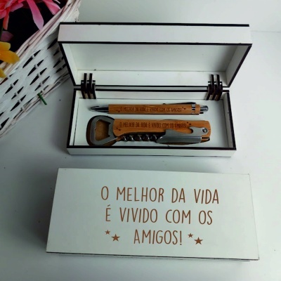 Caixa com caneta e saca rolhas