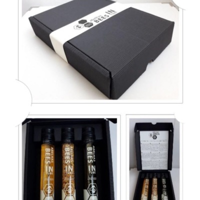 Conjunto de três frascos de especiarias em caixa preta com faixa branca etiquetada