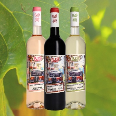 Três garrafas de vinho B&B com rótulos coloridos e tampas rosa, vermelha e verde