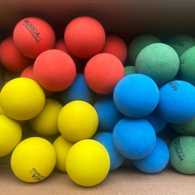 Bolas de borracha - Caixa com 32 unidades 4 cores