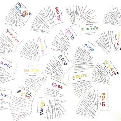 Cartas coloridas com textos em português espalhadas sobre fundo branco