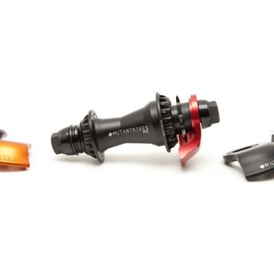 Cubo de bicicleta preto com detalhes vermelhos e tampas coloridas destacadas