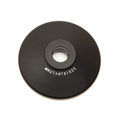 Disco metálico preto com texto #MUTANTBIKES ao centro.