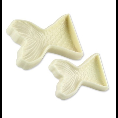 Moldes para bolos em forma de cauda de sereia brancos, de plástico com textura detalhada.