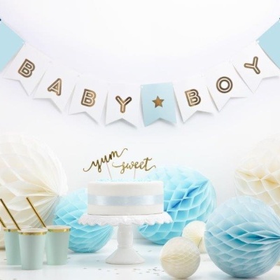 Decoração para festa com guirlanda BABY BOY, balões de papel azuis, bolo branco com faixa azul claro e topper dourado