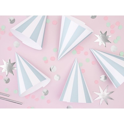 Chapéus de festa cónicos azuis e brancos com confetis de várias cores sobre fundo rosa