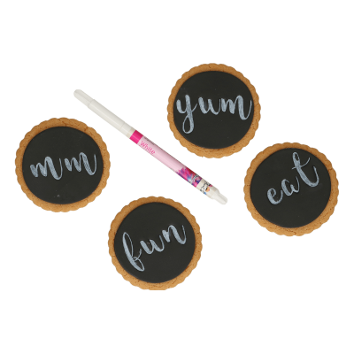 Biscoitos redondos com centro negro escrito com palavras em azul claro e caneta branca rosa ao centro