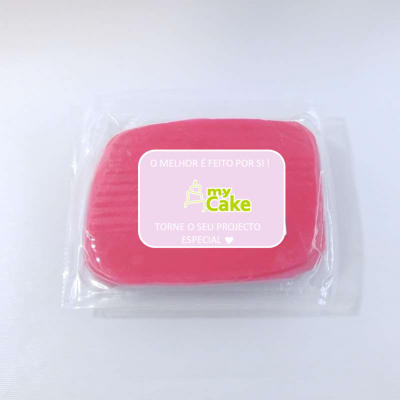 Barra de pasta modeladora rosa em embalagem plástico transparente com etiqueta branca e texto em português.