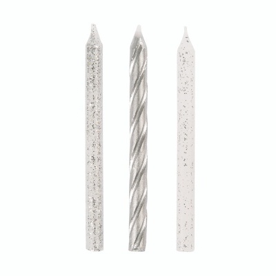 Três velas decorativas, uma prateada e duas brancas com pontilhados prateados