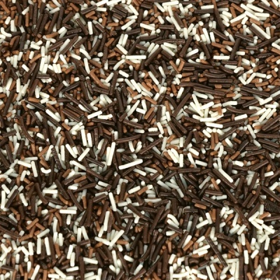 Granulado de chocolate castanho escuro, claro e branco com textura brilhante