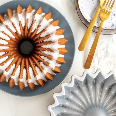 Bolo decorativo com glacê, pratos e talheres, forma para bolo em silicone