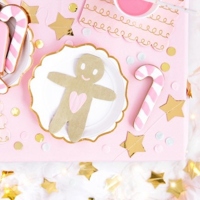 Biscoitos decorados e decoração festiva em rosa e dourado