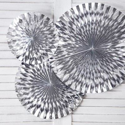 Discos decorativos prateados com textura geométrica em fundo branco