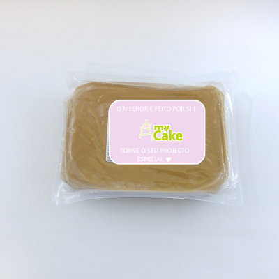 Pacote de massa de doce bege claro com etiqueta rosa da marca my Cake