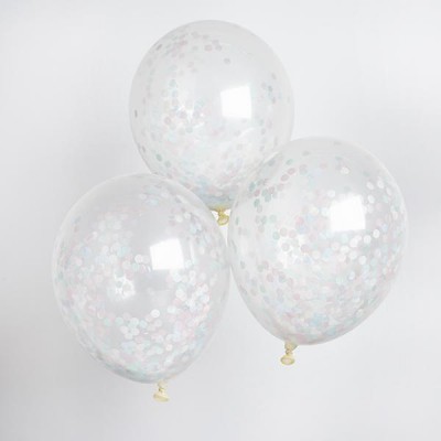 Três balões transparentes com confetes coloridos dentro