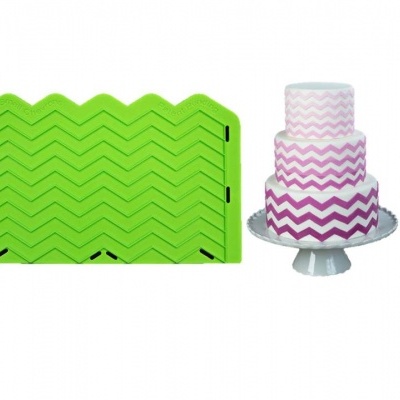 Suporte verde para decoração de bolo e bolo decorado com padrão ziguezague