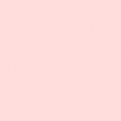 Bloco de notas colorido sobre mesa branca com planta verde ao lado