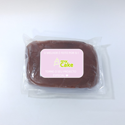 Massa ou cobertura castanha embalado a vácuo com etiqueta rosa