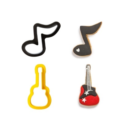 Quatro moldes e biscoitos com formas musicais com notas e guitarras coloridas sobre fundo branco.
