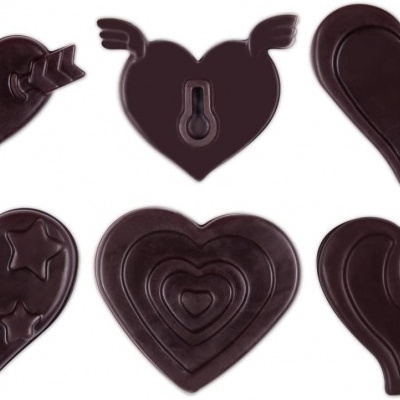 Seis chocolates em forma de coração com diferentes padrões e texturas sobre fundo branco