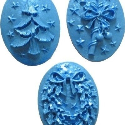Três moldes azuis ovais com desenhos de Natal em relevo