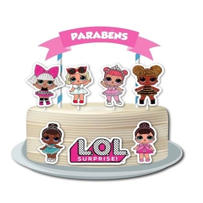 Bolo branco com decoração LOL Surprise e banner rosa com a palavra PARABÉNS