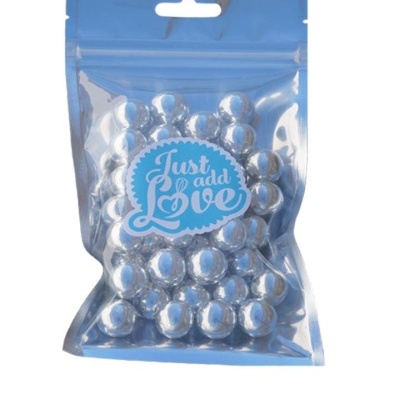 Pacote transparente de bolas prateadas com adesivo azul 'Just add Love'