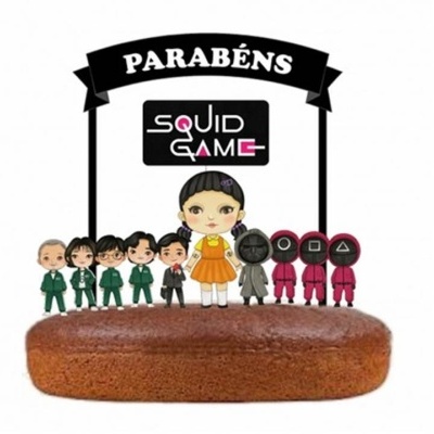 Topo de bolo com personagens da série Squid Game e faixa com texto de parabéns