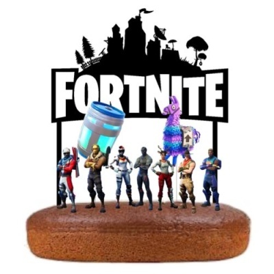 Topo de bolo Fortnite com personagens do jogo sobre base castanha