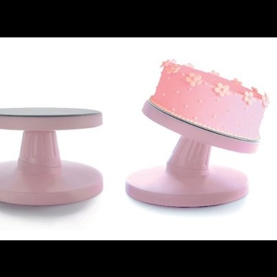 Suportes de bolo cor-de-rosa com bolo decorado com flores em rosa claro