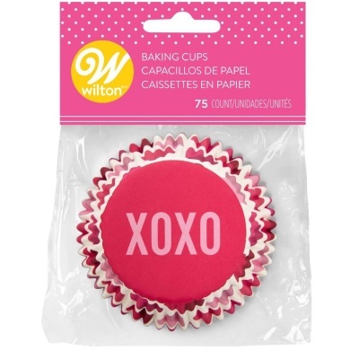 Forminhas de papel para bolos com padrão de corações e texto XOXO