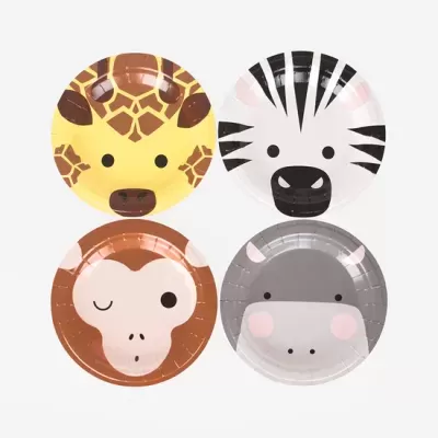 Pratos descartáveis de papel com rostos de animais: girafa, zebra, macaco e hipopótamo