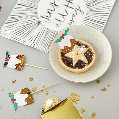 tarte pequena decorada com estrela e enfeites de Natal em palitos