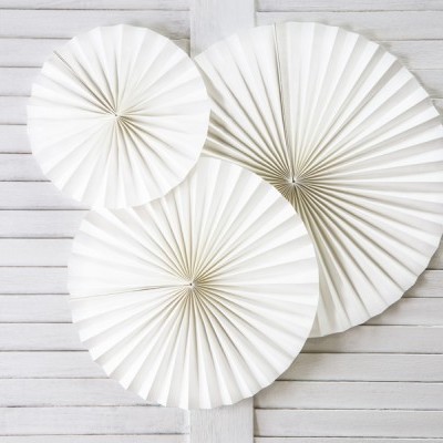 Decorações de parede brancas em papel dobrado tipo leque