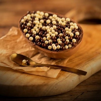 Meia esfera de chocolate de leite com pérolas de chocolate