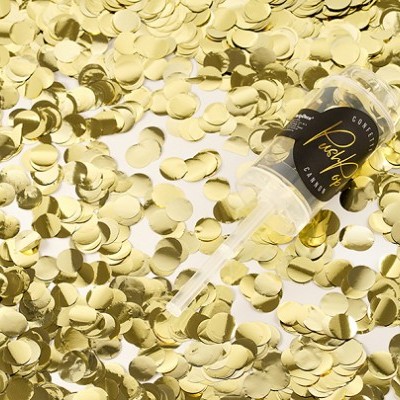 Seringa de plástico transparente com tampa entre confetti dourado