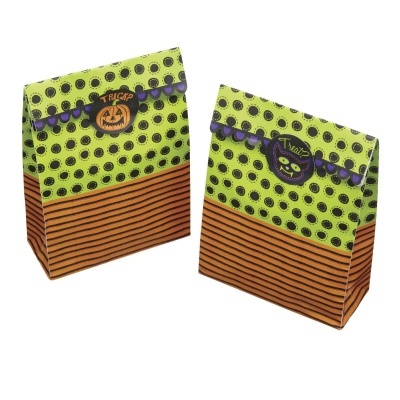 Duas sacolas de papel verdes e laranja com padrões para Halloween e etiquetas temáticas