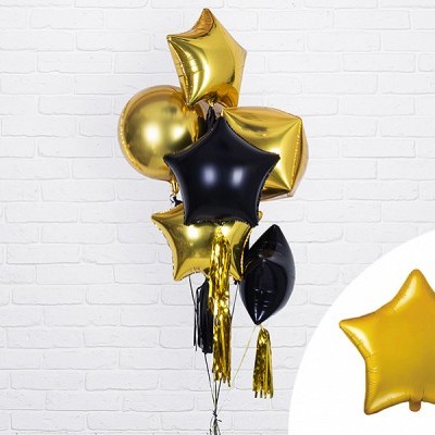 Balões metálicos estrela e círculo dourados e pretos contra parede branca