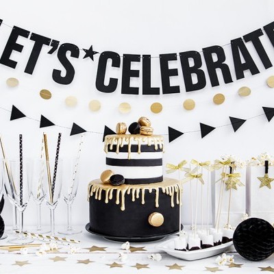 Bolo preto e dourado com decoração de festa LET'S CELEBRATE em fundo branco