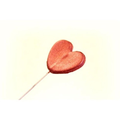 Palito com forma de coração vermelho sobre fundo branco