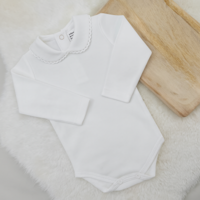 Body de bebé branco de manga comprida com gola decorativa