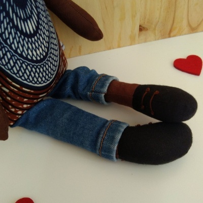 Boneco de tecido com calças de ganga e sapatos pretos