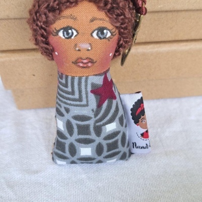 Porta-Chaves Boneca  – Delicadeza e Força