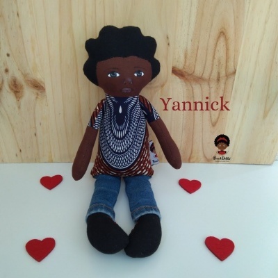 Boneco de tecido com roupa colorida e coração vermelho