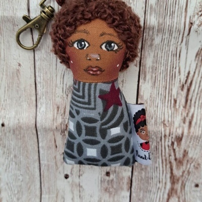 Porta-Chaves Boneca  – Delicadeza e Força