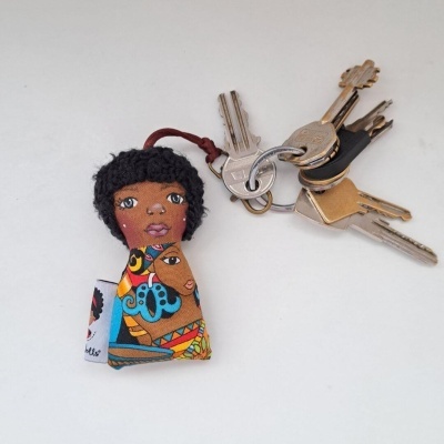 Porta-Chaves Boneca – Liberdade e Ternura