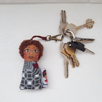 Porta-Chaves Boneca  – Delicadeza e Força