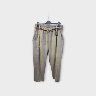 Calças cinzentas com cinto castanho penduradas num cabide preto e etiqueta 'NEW COLLECTION'