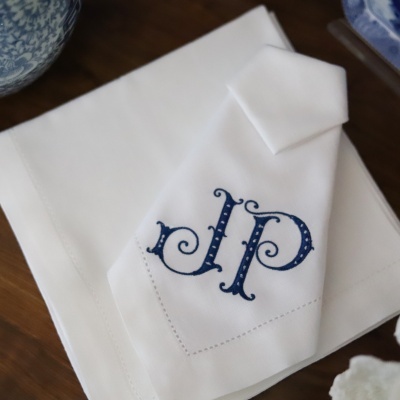 Conjunto de 4 Guardanapos Monograma de 1 ou 2 Letras com Bolinhas