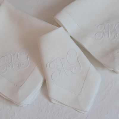Conjunto de 4 Guardanapos Monograma Caligrafia V
